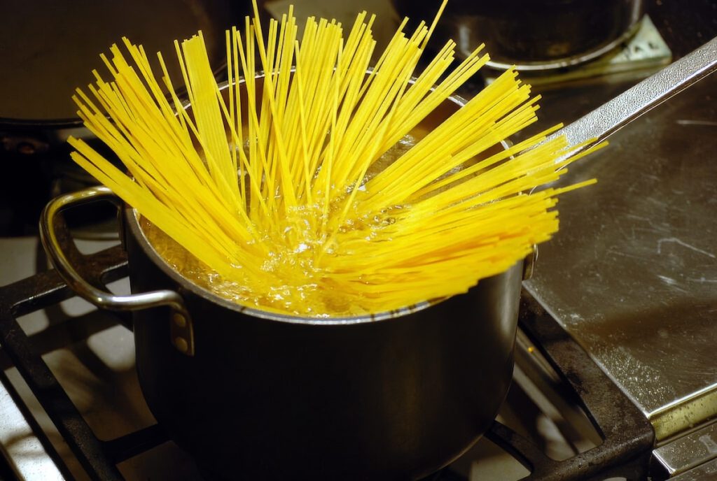 Boiling spaghetti